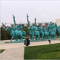 内蒙古巴彦淖尔市制作的超大型铜雕群《西迁》