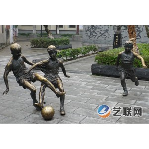 铜雕人物-踢足球