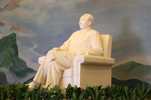 毛主席坐像 毛主席纪念堂（合作者：叶毓山 张松鹤 王克庆 孙家彬 白澜生） 高300cm  汉白玉 1976-1977年作