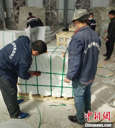 工人们在对验收后的《埃塞赞歌》浮雕墙分包装箱。 薄丽丽 摄 工人们在对验收后的《埃塞赞歌》浮雕墙分包装箱。 薄丽丽 摄